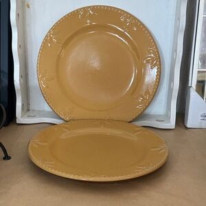 Like New Signature Sorrento Debby Segura
Dinner Plate 11.5" Gold set of 2